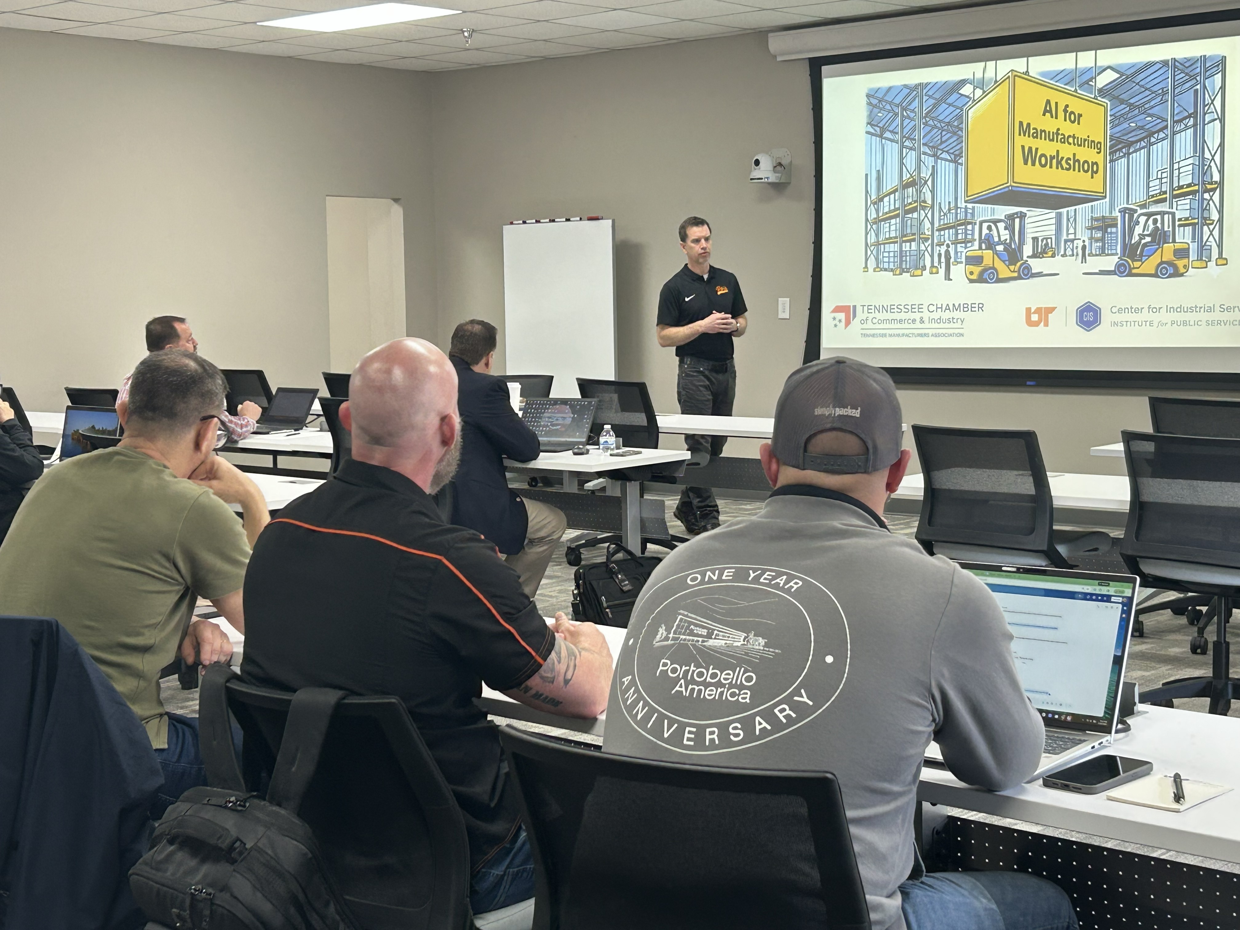 A UT Center for Industrial Services consultant leads an AI for Manufacturing workshop for a room of Tennessee manufacturers.